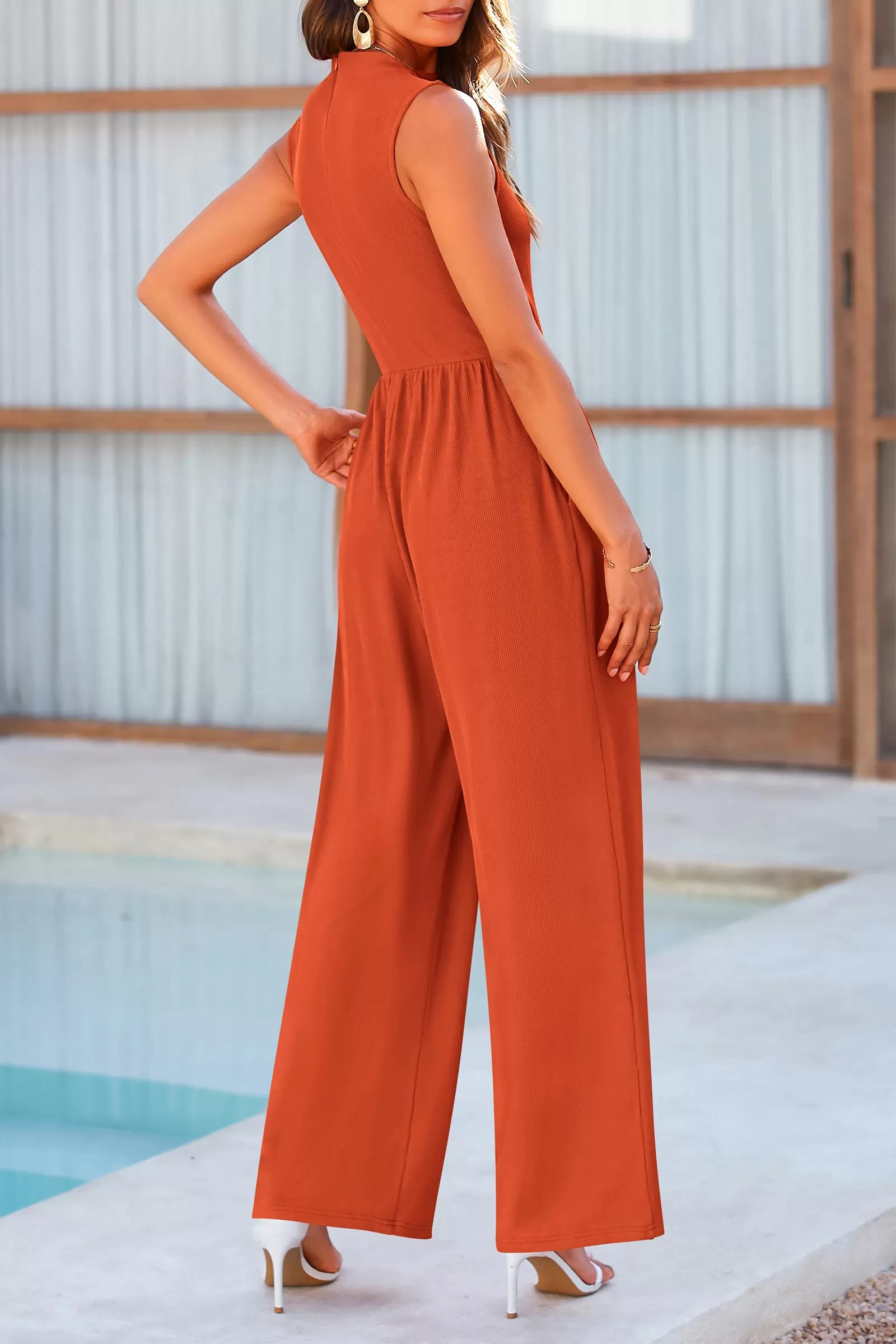 Sunset and Swim – Ärmelloser Jumpsuit mit Stehkragen und weitem Bein