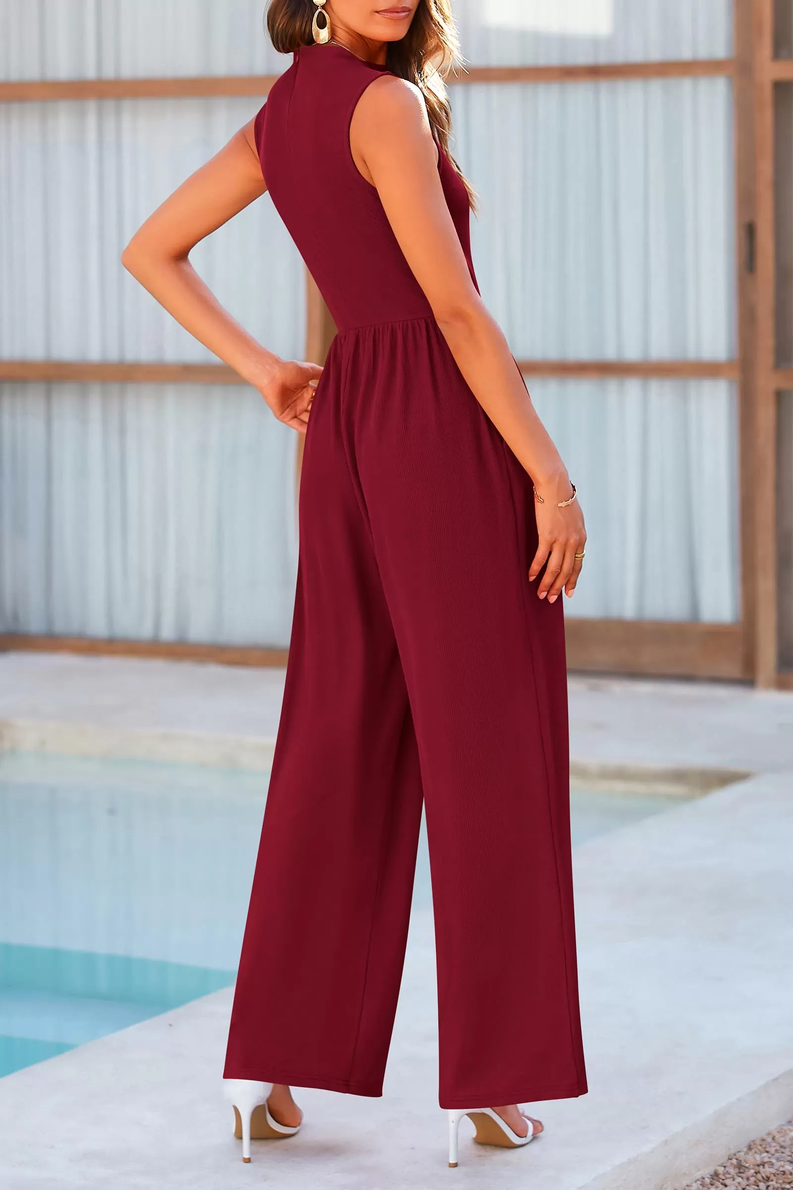 Sunset and Swim – Ärmelloser Jumpsuit mit Stehkragen und weitem Bein